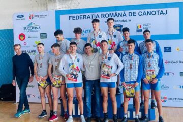 Antrenorul Ioan Despa, in mijlocul echipajului de patru juniori I, campion al Romaniei