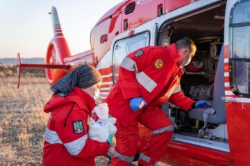 Doi bebeluși de naționalitate română din Ucraina, grav bolnavi, aduși de urgență de ucraineni la Siret și preluați și salvați de români