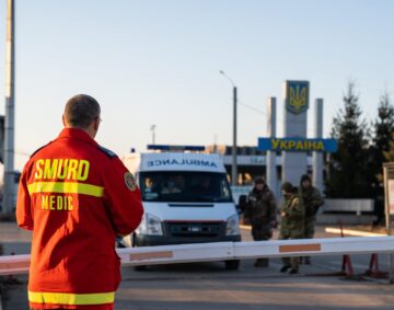 Doi bebeluși de naționalitate română din Ucraina, grav bolnavi, aduși de urgență de ucraineni la Siret și preluați și salvați de români