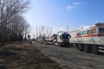 Opt ambulante donate de Guvernul italian au ajuns in Ucraina prin PTF Siret