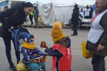 Rebeca a impărțit neobosită jucării copiilor ucraineni refugiați de război