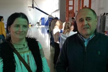 CJ Suceava a organizat un atelier de încondeiat ouă pentru copiii ucraineni cazați în sala de sport de la Școala „Miron Costin”