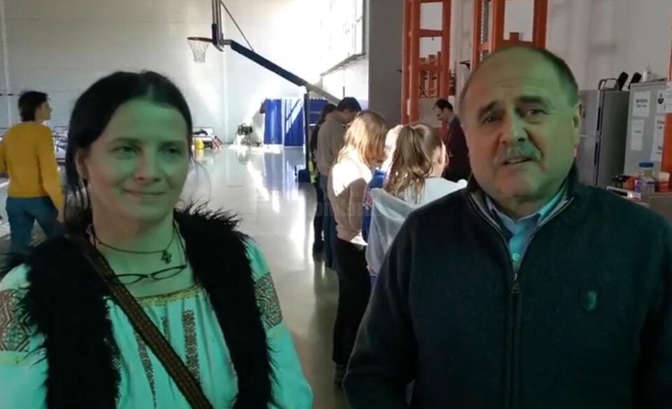 CJ Suceava a organizat un atelier de încondeiat ouă pentru copiii ucraineni cazați în sala de sport de la Școala „Miron Costin”