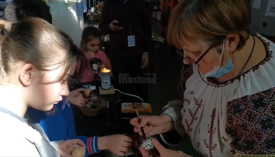 Atelier de încondeiat ouă în tabăra de refugiați de la Școala „Miron Costin” din Suceava
