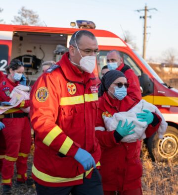 Doi bebeluși de naționalitate română din Ucraina, grav bolnavi, aduși de urgență de ucraineni la Siret și preluați și salvați de români