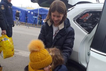 Rebeca a împărțit neobosită jucării copiilor ucraineni refugiați de război