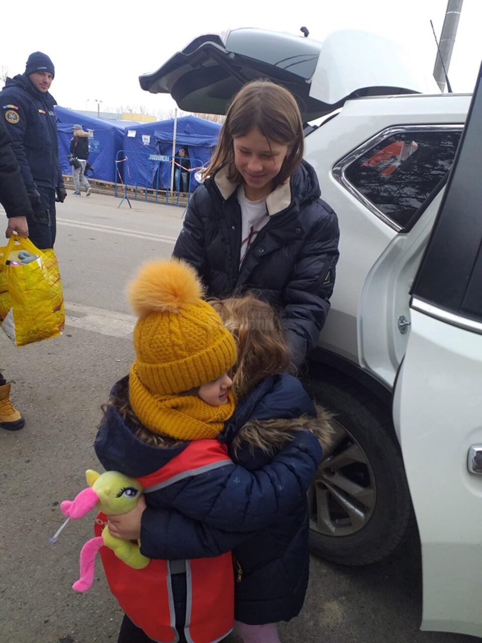 Rebeca a împărțit neobosită jucării copiilor ucraineni refugiați de război
