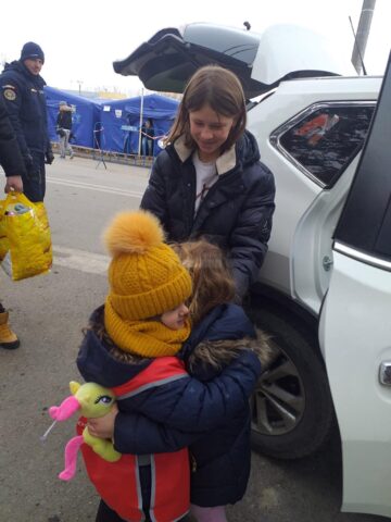 Rebeca a împărțit neobosită jucării copiilor ucraineni refugiați de război