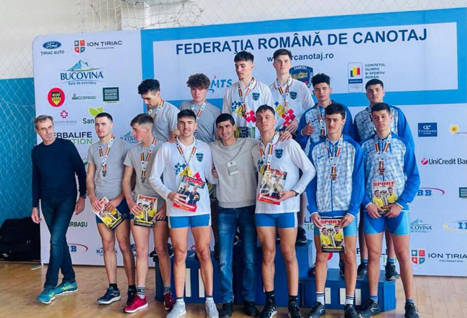 Antrenorul Ioan Despa, în mijlocul echipajului de patru juniori I, campion al României Antrenorul Ioan Despa, în mijlocul echipajului de patru juniori I, campion al României
