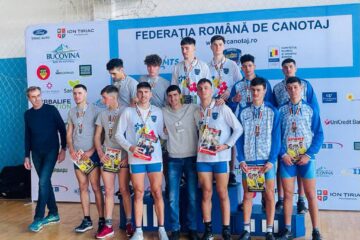 Antrenorul Ioan Despa, în mijlocul echipajului de patru juniori I, campion al României