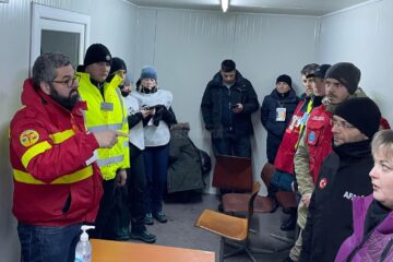 Bogdan Oprea (stânga) și voluntari, în Vama Siret