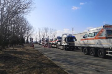 Opt ambulanțe donate de Guvernul italian au ajuns în Ucraina prin PTF Siret