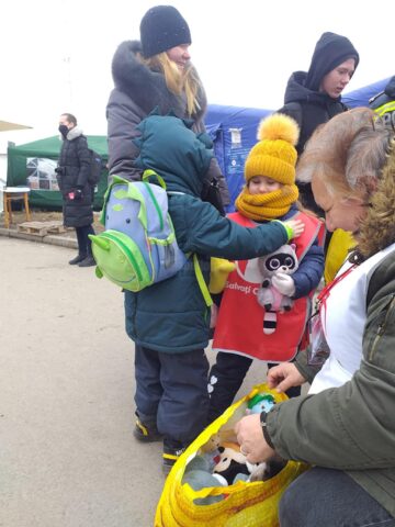 Cel mai tânăr voluntar din Vama Siret are 4 ani: Rebeca