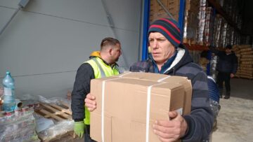 Fostul fotbalist Mihai Guriță dă o mână de ajutor la trierea ajutoarelor