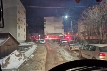 Alarmă majoră după un incendiu pornit la acoperișul unui bloc din Vatra Dornei