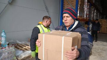 Fostul fotbalist Mihai Guriță da o mână de ajutor la trierea ajutoarelor