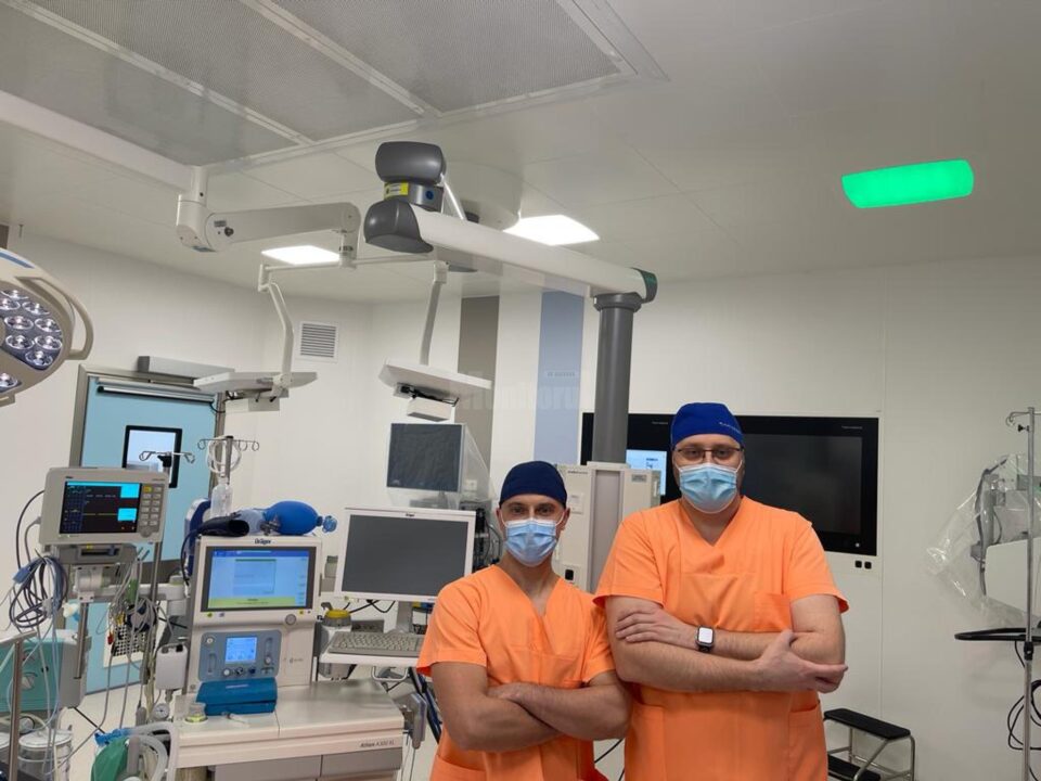 Doctorii chirurgi Bogdan Găinaru și Lucian Leneschi