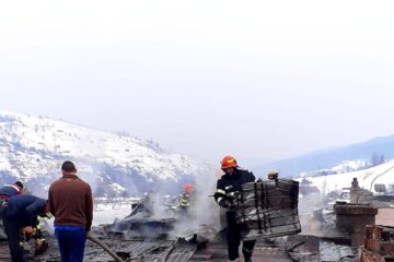 60 de persoane s-au autoevacuat după ce acoperișul unui bloc a luat foc