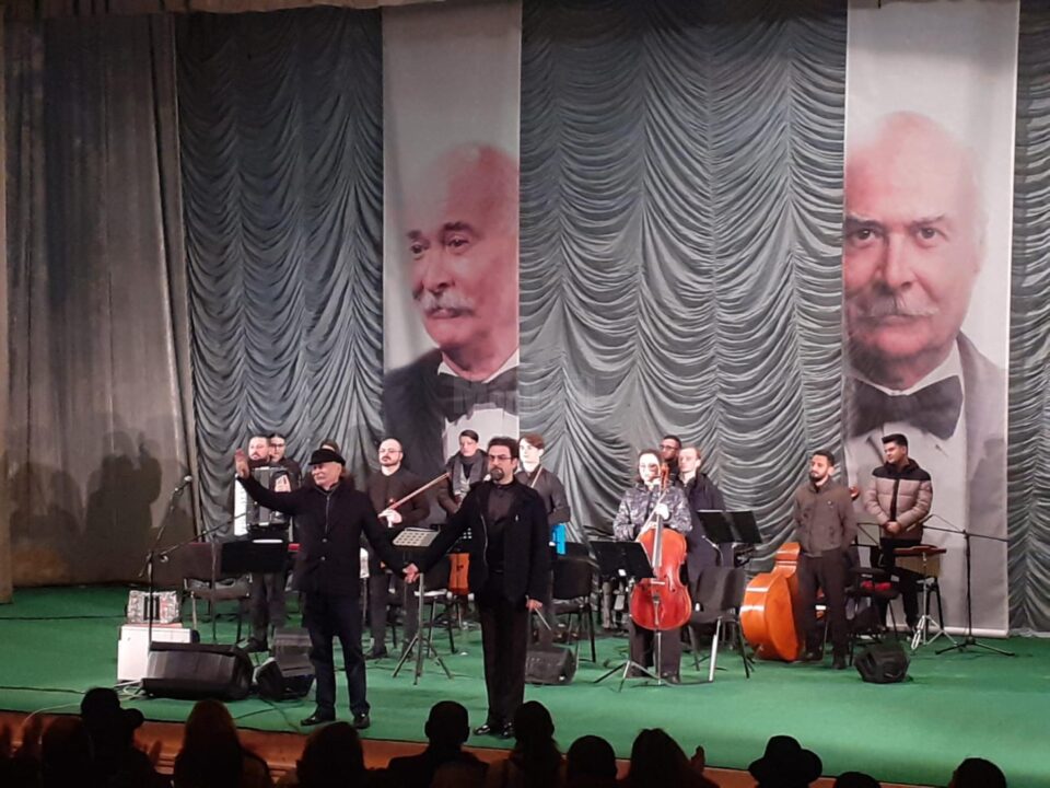 Aplauze îndelungi la Suceava pentru maestrul Tudor Gheorghe, dirijorul Marius Hristescu și Orchestra Concertino din Chișinău Aplauze îndelungi la Suceava pentru maestrul Tudor Gheorghe, dirijorul Marius Hristescu și Orchestra Concertino din Chișinău