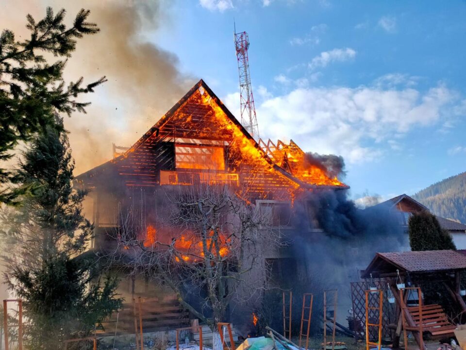 Casă distrusă de un puternic incendiu