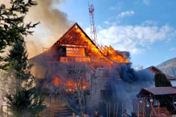 Casă distrusă de un puternic incendiu
