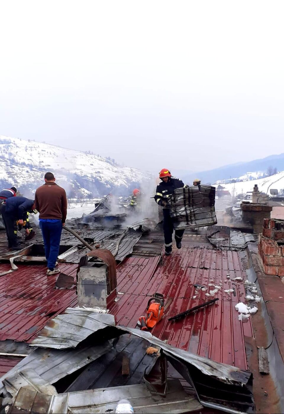 Incendiul de la blocul din Ostra a plecat de la coșul de fum