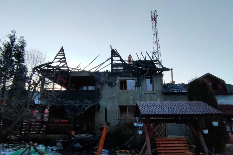 Casă distrusă de un puternic incendiu