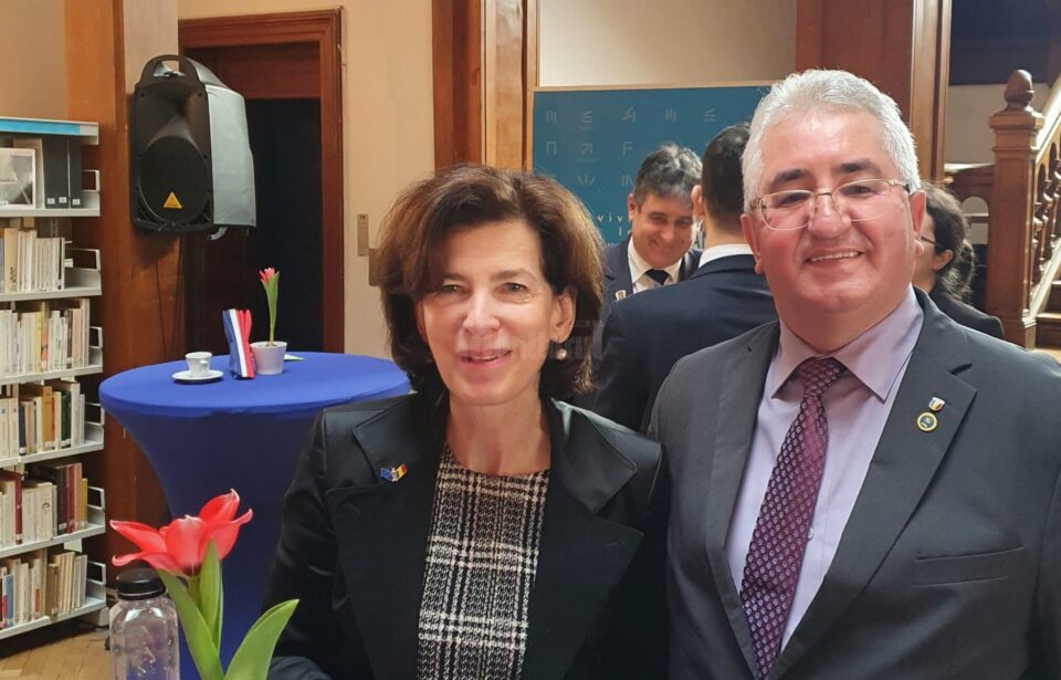 Ambasadorul Franței în România, Excelența Sa Laurence Auer, împreună cu primarul Sucevei, Ion Lungu, care vrea să vină cu o propunere ce o vizează direct Ambasadorul Franței în România, Excelența Sa Laurence Auer, împreună cu primarul Sucevei, Ion Lungu, care vrea să vină cu o propunere ce o vizează direct
