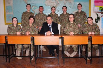 Profesorul Radu Ciumașu împreună cu elevii care au participat la olimpiada de geografie Foto Sbiera Laurențiu