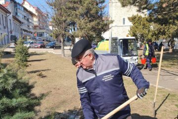 Primarul Sucevei, Ion Lungu, care a participat la debutul campaniei de plantare de primăvară