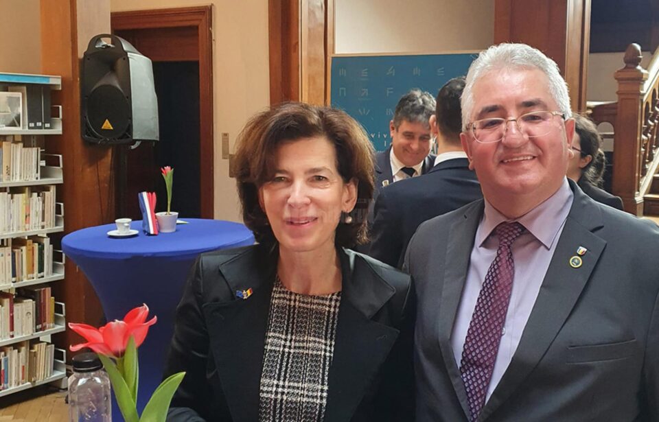 Ambasadorul Franței în România, Excelența Sa Laurence Auer, împreună cu primarul Sucevei, Ion Lungu, care vrea să vină cu o propunere ce o vizează direct