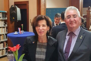 Ambasadorul Franței în România, Excelența Sa Laurence Auer, împreună cu primarul Sucevei, Ion Lungu, care vrea să vină cu o propunere ce o vizează direct