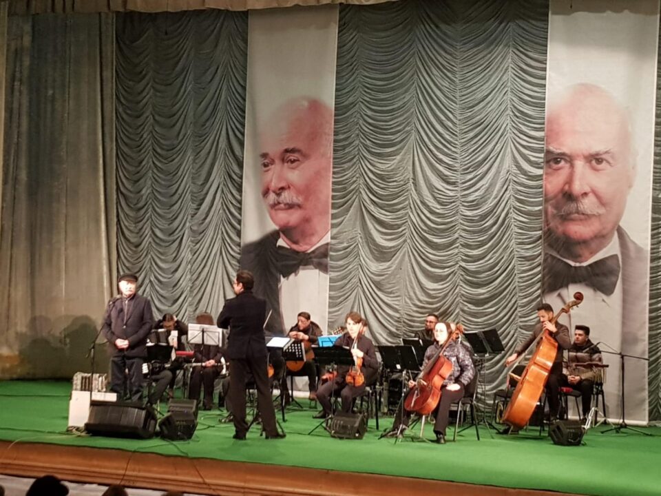Aplauze îndelungi la Suceava pentru maestrul Tudor Gheorghe, dirijorul Marius Hristescu și Orchestra Concertino din Chișinău