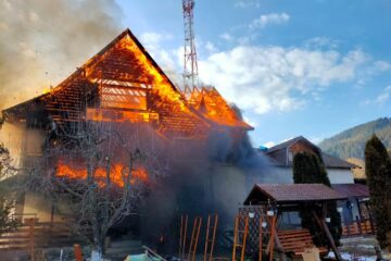 Casă distrusă de un puternic incendiu, la Prisaca Dornei