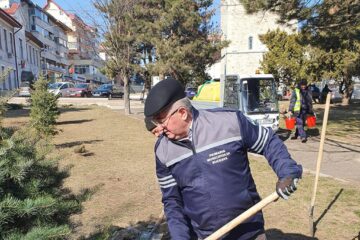 Primarul Sucevei, Ion Lungu, care a participat la debutul campaniei de plantare de primăvară
