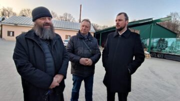 Preotul Mihail Jar le-a mulțumit oamenilor de afaceri Ioan Prichici si Sergiu Lucan