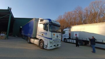 Două din cele patru tiruri cu ajutoare care au ajuns la Bănceni