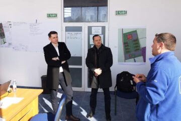 Șeful Cancelariei prim-ministrului României, Mircea Abdrudean (foto stânga) a vizitat centrul logistic european cu ajutoare pentru Ucraina de la Suceava