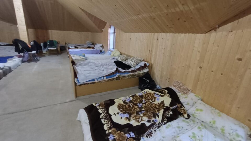 locuri de dormit amenajate in mansarda nefinalizata1