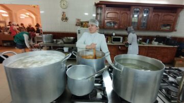 Dina lucreaza ca voluntar la bucatarie