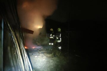 Grajd mistuit de flăcări, cu tot cu animalele din interior