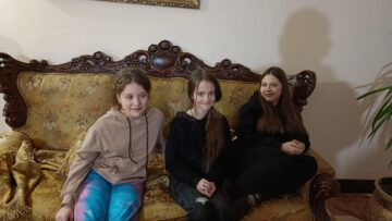 Cele trei fete învață și desenează pe timpul refugiului la Bănceni