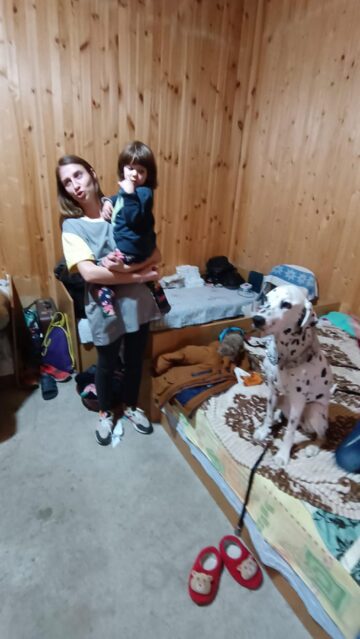 Elisaveta e venită la Bănceni cu fiul minor, dar și cu câinele Drim