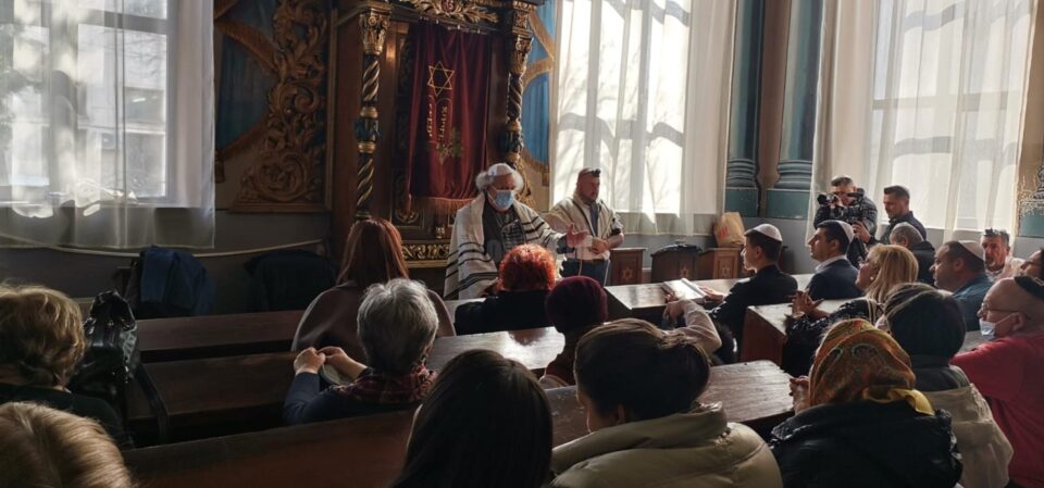 Presedintele CE Suceava, Sorin Golda, ii spune lui David ca a intrat in randul adultilor