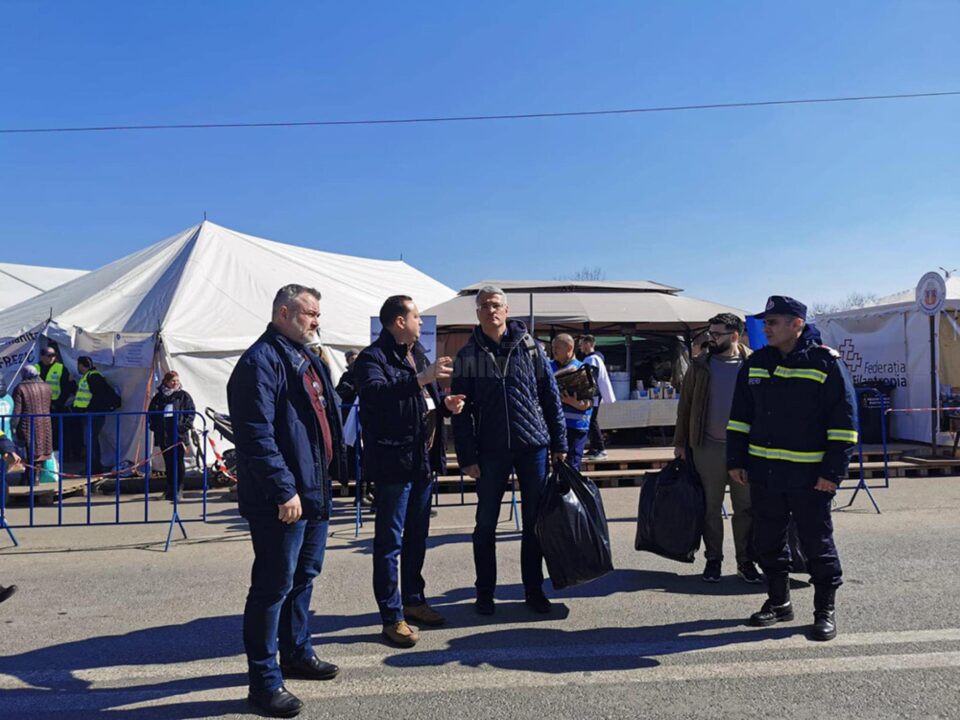 Europarlamentarul Dragoș Pîslaru (mijloc) a vizitat taberele de refugiați din Siret și Rădăuți Europarlamentarul Dragoș Pîslaru (mijloc) a vizitat taberele de refugiați din Siret și Rădăuți