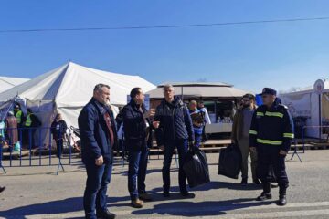 Europarlamentarul Dragoș Pîslaru (mijloc) a vizitat taberele de refugiați din Siret și Rădăuți