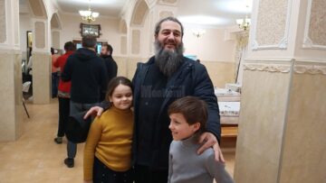 Peste 400 de copii orfani și aproape 1.300 de refugiați și-au găsit casă la Mănăstirea Bănceni