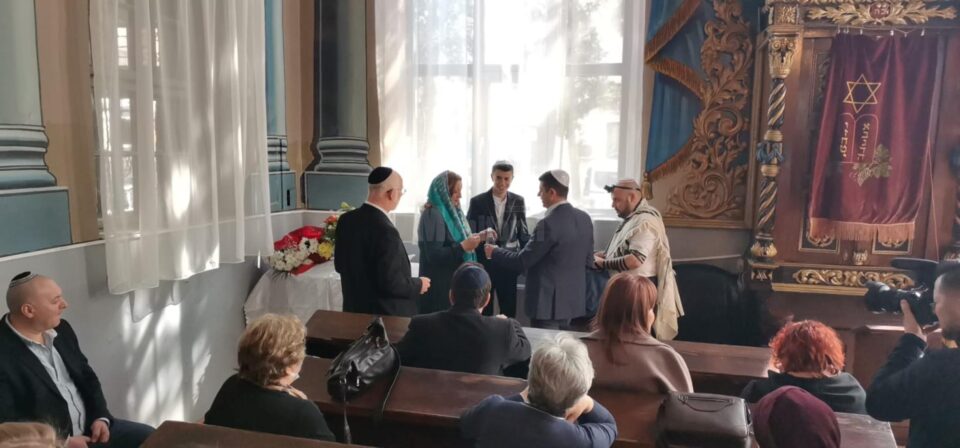 Prima care il binecuvanteaza pe David la Bar Motzvah este mama lui, Laura