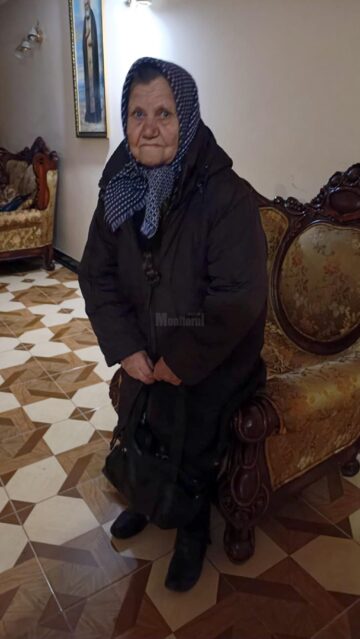 Tristețea se citește pe chipul unei bătrâne care s-a refugiat din calea războiului