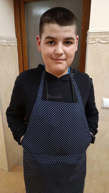 Ivan are doar 13 ani dar este ajutor de nădejde în bucătărie